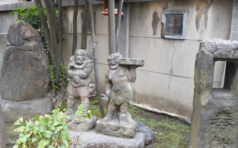 吉原神社の鬼の像