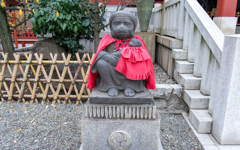 日枝神社の母猿