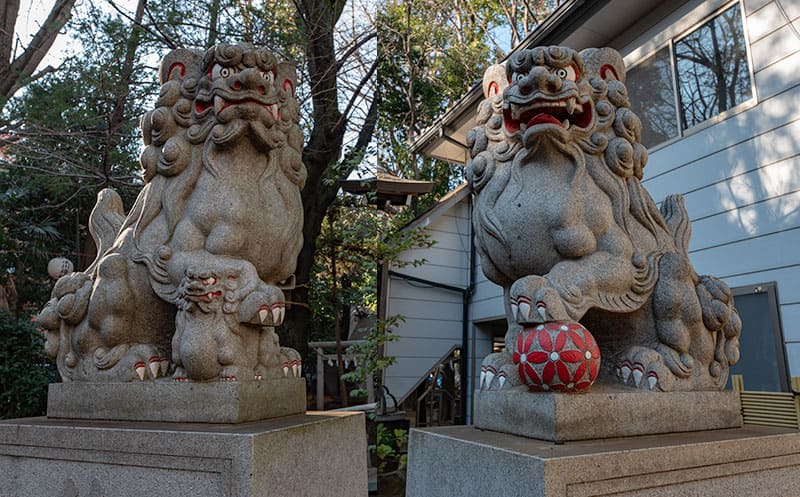 神明氷川神社の社殿前の狛犬