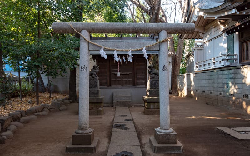 神明氷川神社の末社津島神社の鳥居