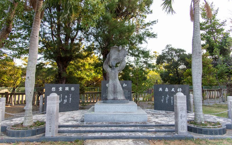 護国神社　慰霊碑平和の像