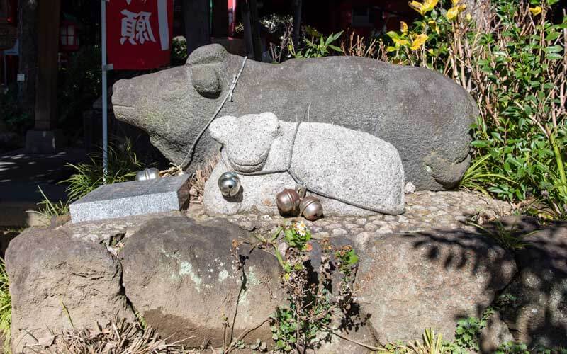 大島稲荷神社　佐竹神社　牛の石造